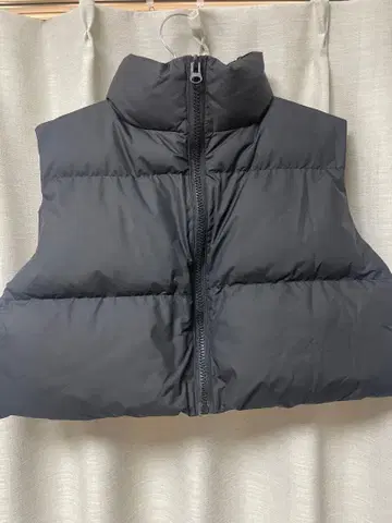 블랙 다운 베스트 지퍼 포함