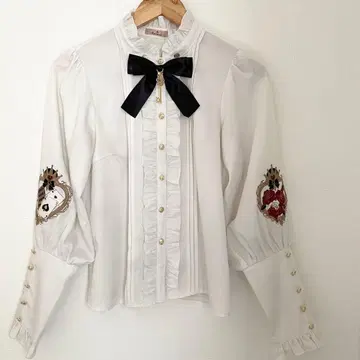 Amavel Fantasic Wanderlands 플리츠 자보 블라우스