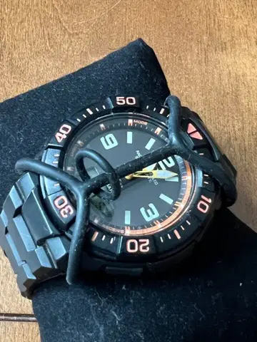 시티즌 Q&Q 전파 솔라 10기압 블랙/주황