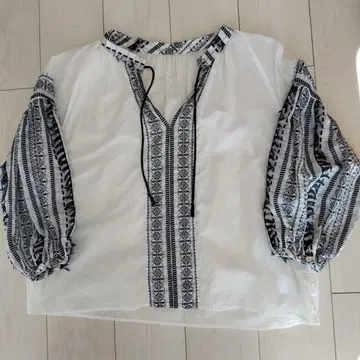 NOBLE 자수 블라우스