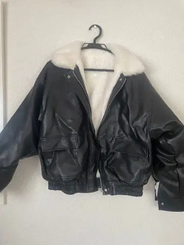 퍼 달린 블랙 레더 봄버 자켓