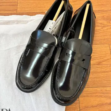 새상품 ZARA 블랙 에나멜 로퍼 38