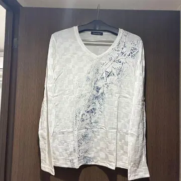 토네이도 마트 화이트 베이스  스네이크 패턴 왼쪽 어깨 V넥 T셔츠 M