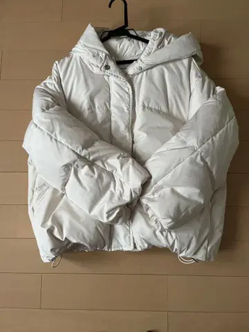 내추럴 뷰티 베이직 숏 기장 후드 부착 다운 화이트