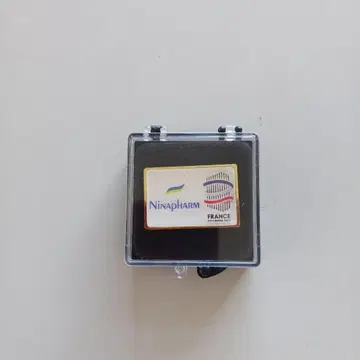 Ninapharm 로고 핀 배지