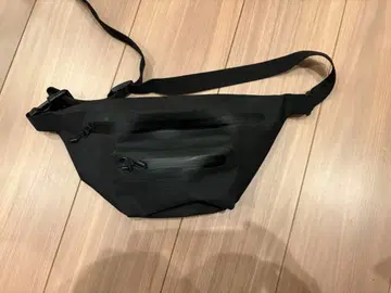 데상트 얼터레인 방수 소재 블랙 바디백