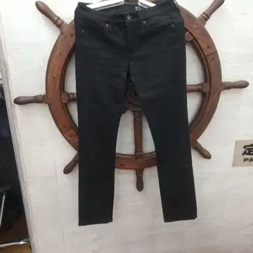 유니클로 슬림핏 블랙 데님 팬츠