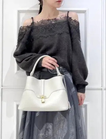 [ 새상품 택 포함 ] SNIDEL 레이스 트리밍 오프숄더 니트 풀오버