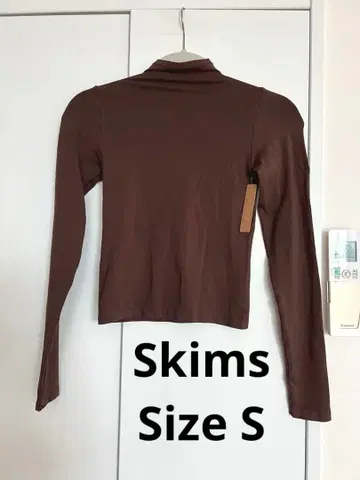 미사용 새상품 Skims 터틀넥 사이즈 S 긴팔 상의 코코아색