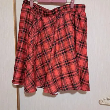 오렌지와 블랙 체크 무늬 플레어 스커트