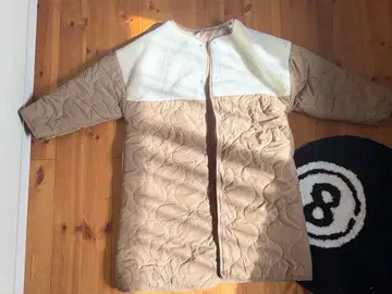 베이지와 화이트의 롱 코트