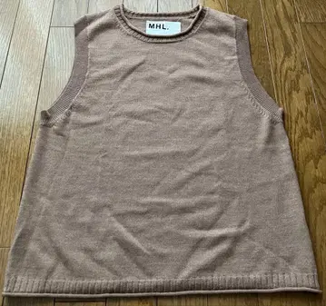 MHL 베이지 슬리브리스 니트 베스트