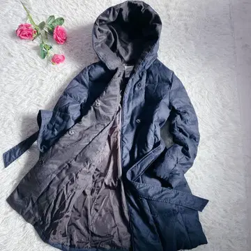 MAYSON GREY 후드 부착 다운 자켓 네이비 벨트 리본