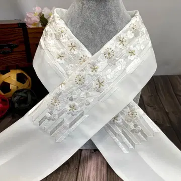 결혼식이나 성인식에도 빽빽한 자수의 화려한 장식용 깃 일본제 새상품