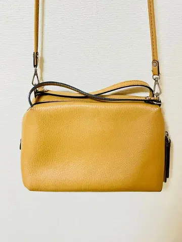 숄더백 카멜색 GIANNI CHIARINI