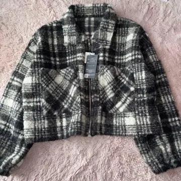 체크 무늬 아우터 화이트 블랙 옷깃 포켓 부착 푸들 복슬복슬