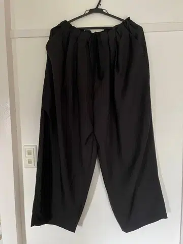 미즈이로 인드 와이드 카고 팬츠 블랙