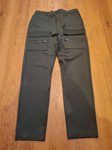 다크 그린 슬림핏 팬츠 지퍼 포켓 부착