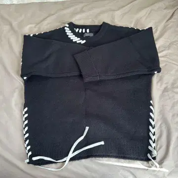 핸드스티치 사이드 레이스 니트