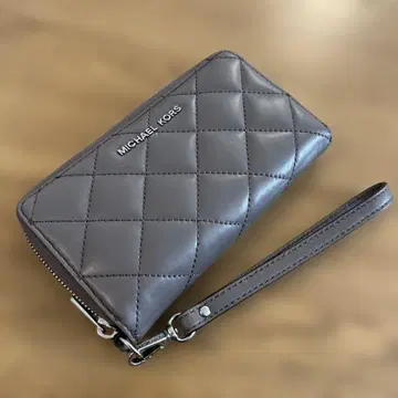 MICHAEL KORS 그레이 퀼팅 접이식 지갑