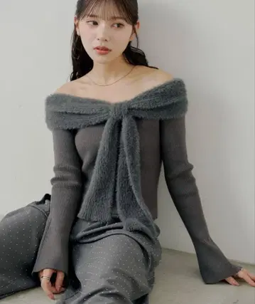 Chico 샤기 리본 오프숄더 니트 차콜 그레이