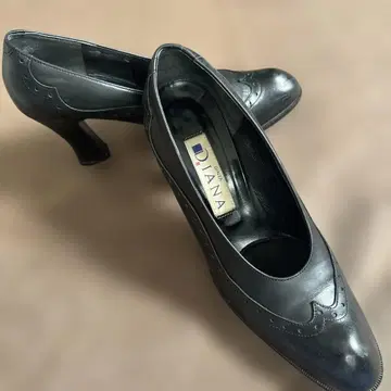 다이애나 블랙 가죽 하이힐