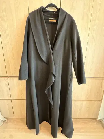 AMERI 블랙 롱 코트 드레이프 디자인