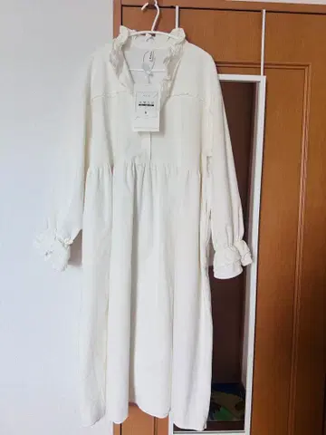 화이트 프릴 셔츠 드레스