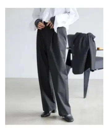 슬로브 이에나 턱 스트레이트 팬츠