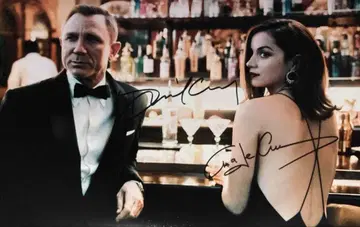 007 다니엘 클레이그 & 아나 데 아르마스 친필 사인 사진 k4