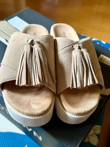 미네통카 통굽 샌들 베이지