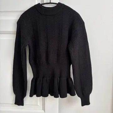 MOUSSY 프릴 밑단 블랙 니트 스웨터 긴팔