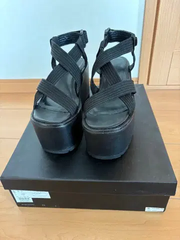 EMODA 통굽 크로스 스트랩 샌들 블랙