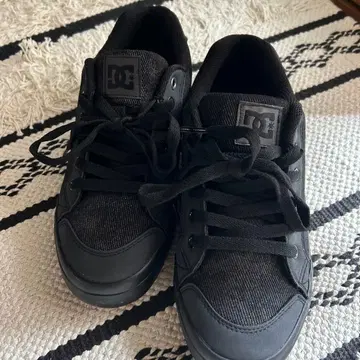 DC 블랙 스니커즈