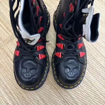 Dr.Martens NYBERG BLACK 꽃 무늬 자수 8홀 부츠