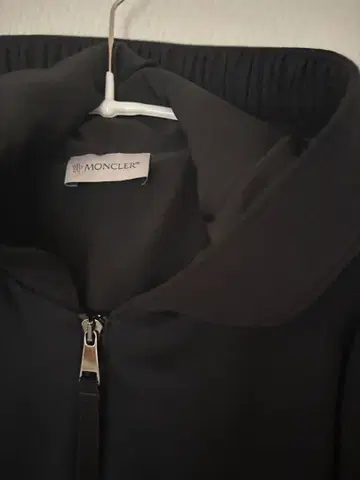 MONCLER 블랙 로고 집업 후디