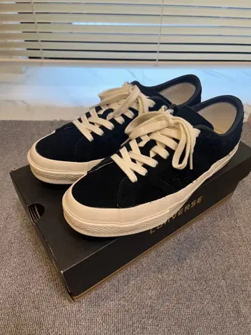 CONVERSE x Pilgrim Surf 블랙 스웨이드 스니커즈