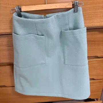민트 그린 타이트 스커트 앞 포켓 부착