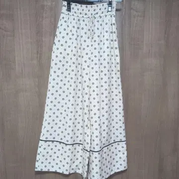 질스튜어트 아이보리 꽃무늬 가우초 팬츠