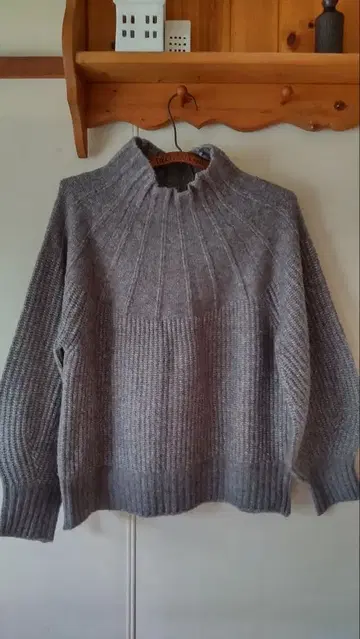 OMNES 그레이 하이넥 스웨터