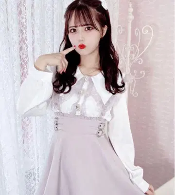 레이스 장식 화이트 블라우스와 옅은 핑크 스커트 세트