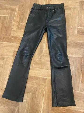 블랙 가죽 플레어 팬츠