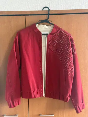 LU LU CHEUNG 노카라 빨간색 자켓 입체 무늬