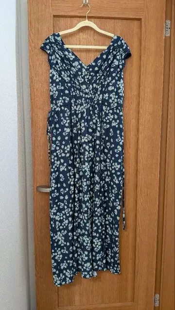 Her lip to 네이비 꽃무늬 롱 원피스