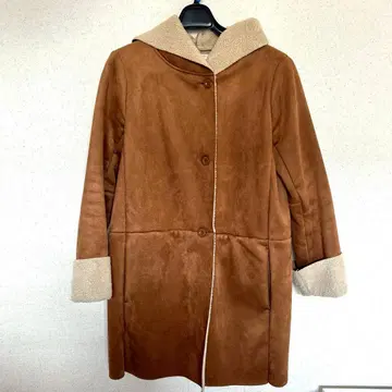 어반 리서치 후드 부착 브라운 무스탕 코트