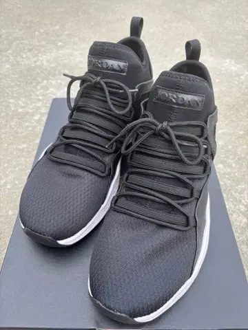 새상품급 Jordan 블랙 스니커즈