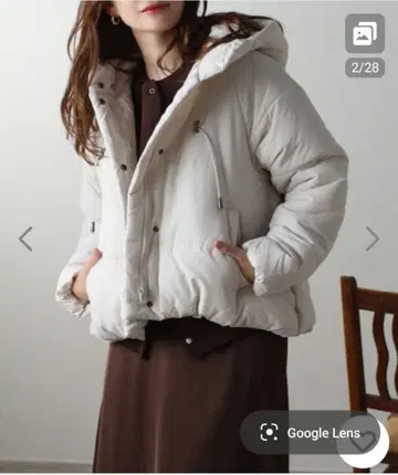 화이트 후드 부착 다운 자켓