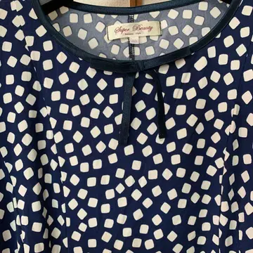 슈퍼 뷰티의 네이비와 화이트 도트 무늬 긴팔 8부 소매 원피스