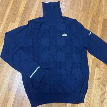 New Balance 네이비 체크 무늬 터틀넥 스웨터