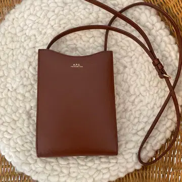 [ 새상품급 ] A.P.C. 브라운 숄더백 넥 파우치